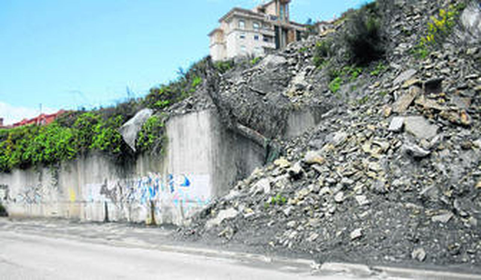 Imagen que presentaba ayer el talud desprendido.