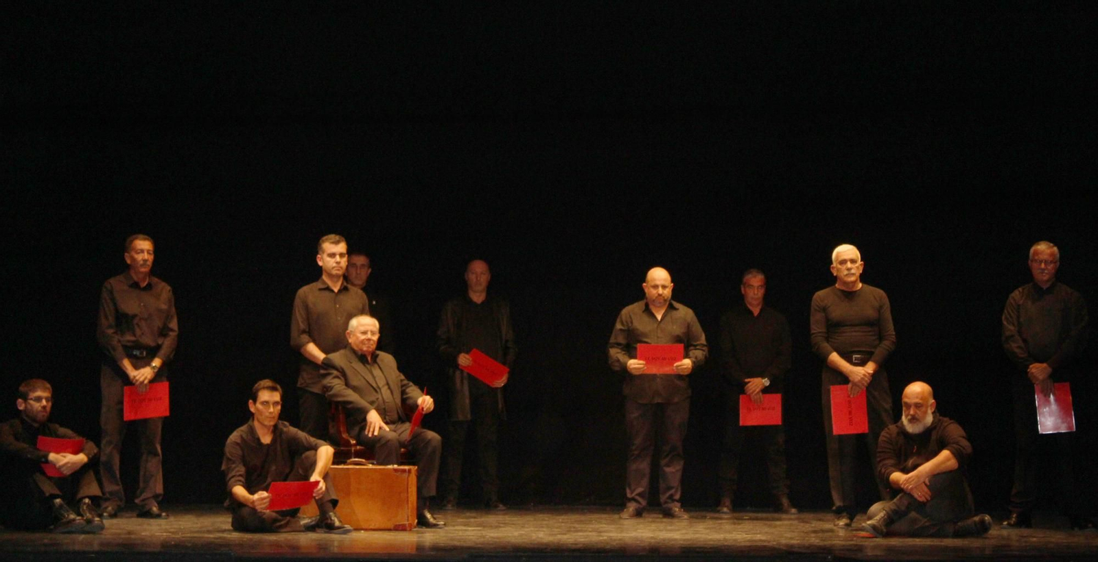 Algunos de los hombres que participaron en la 'performance'.