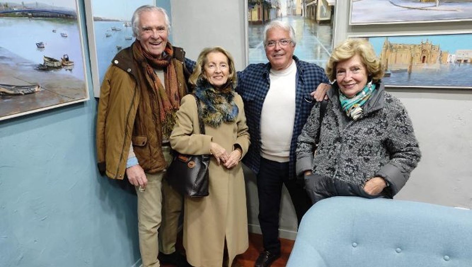 Carlos Delgado, Bely Alba, el pintor portuense Juan Ariza y Goyi Aguiar, durante la inaguración de pinturas en la sala de exposición de Cuadro la Galería, en El Puerto de Santa María.