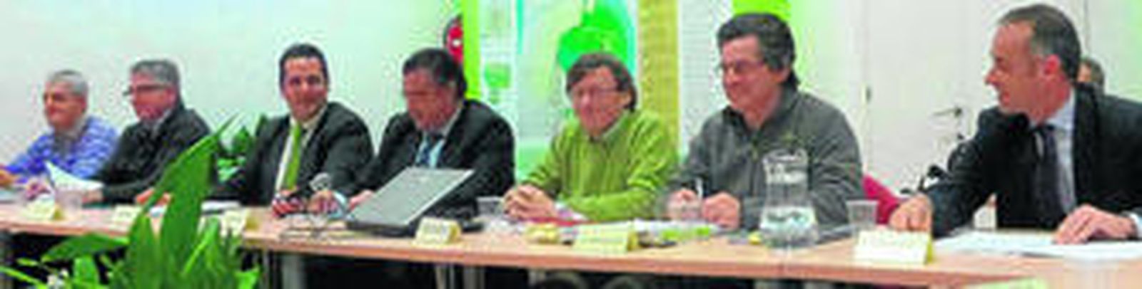 El alcalde de El Puerto junto al edil de Urbanismo e integrantes de la empresa Territorio y Ciudad y algunos miembros de la Cotua durante la reunión de ayer.