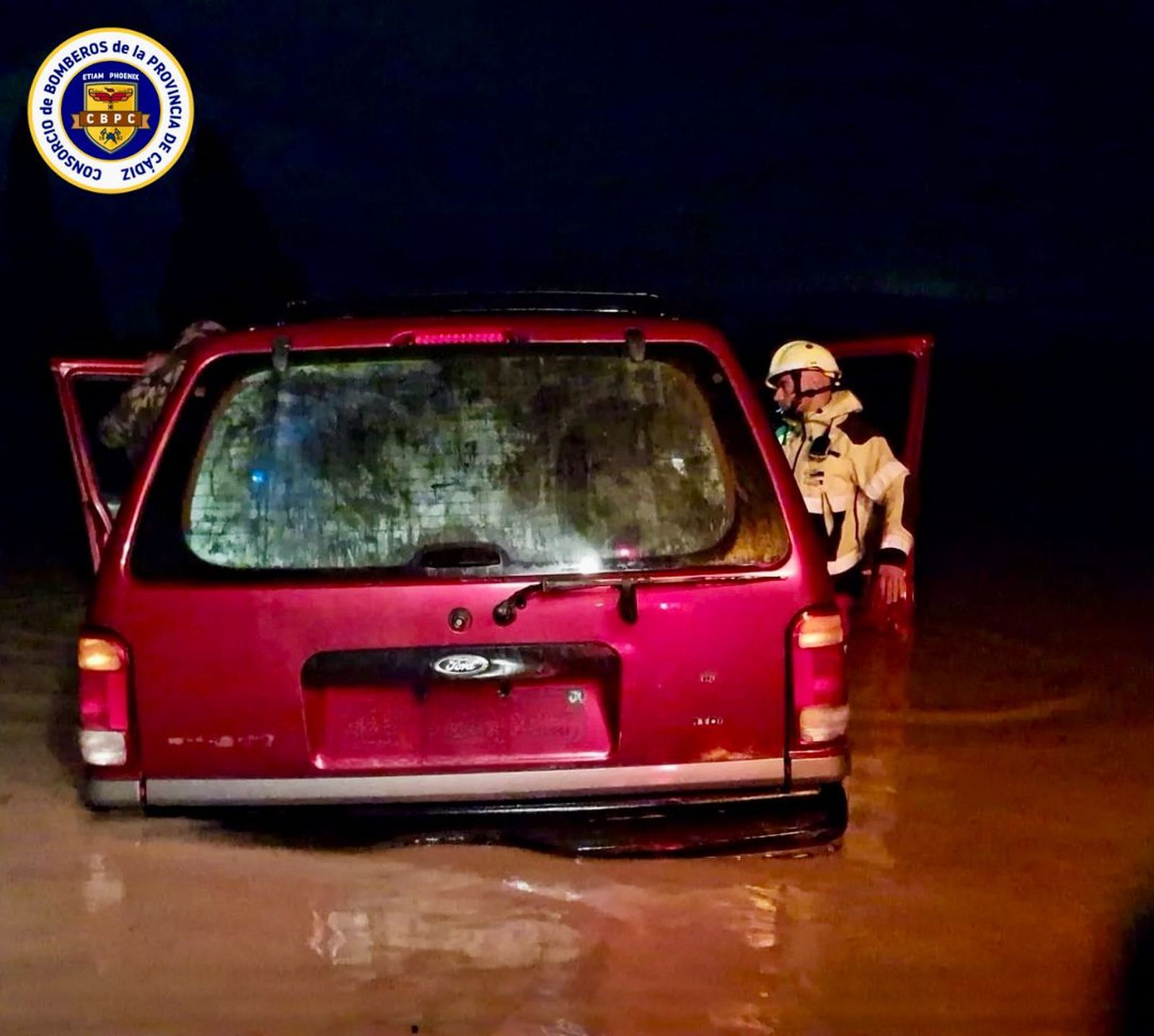 Bomberos en el todoterreno atrapado por el agua.