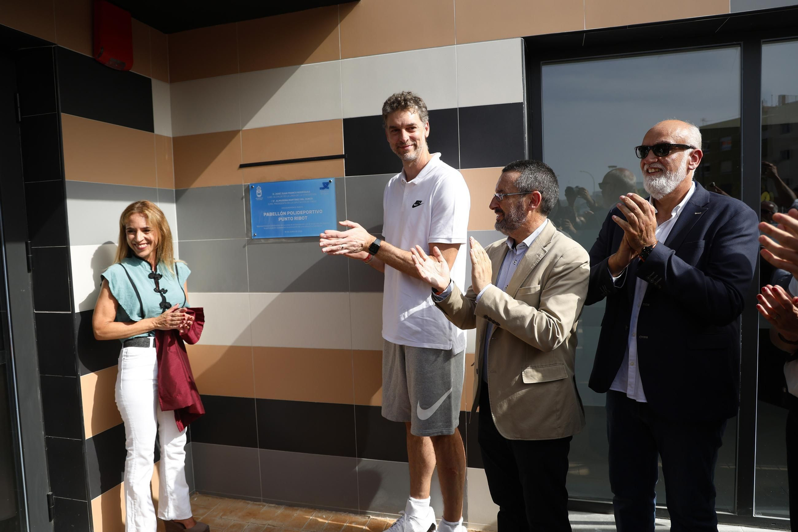 fotos de la inauguración con Pau Gasol del nuevo pabellón deportivo de Punto Ribot en La Línea
