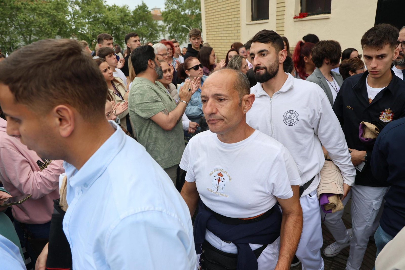El Calvario se queda sin Lunes Santo en Huelva: imágenes de las lágrimas y el desconsuelo en la hermandad