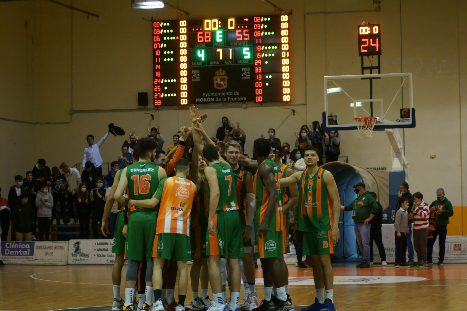 Los jugadores del CB Morón celebran el triunfo sobre el Círculo Gijón.