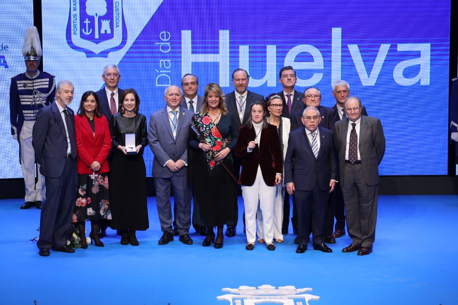 Pilar Miranda junto a los galardonados con la Medalla de la Ciudad
