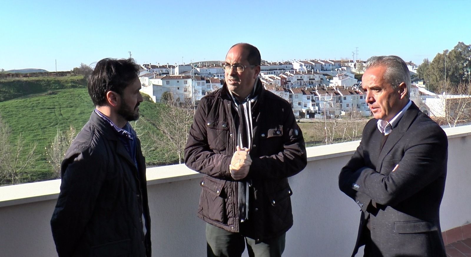El delegado de Agricultura, ayer, con el alcalde y el presidente del GDR.