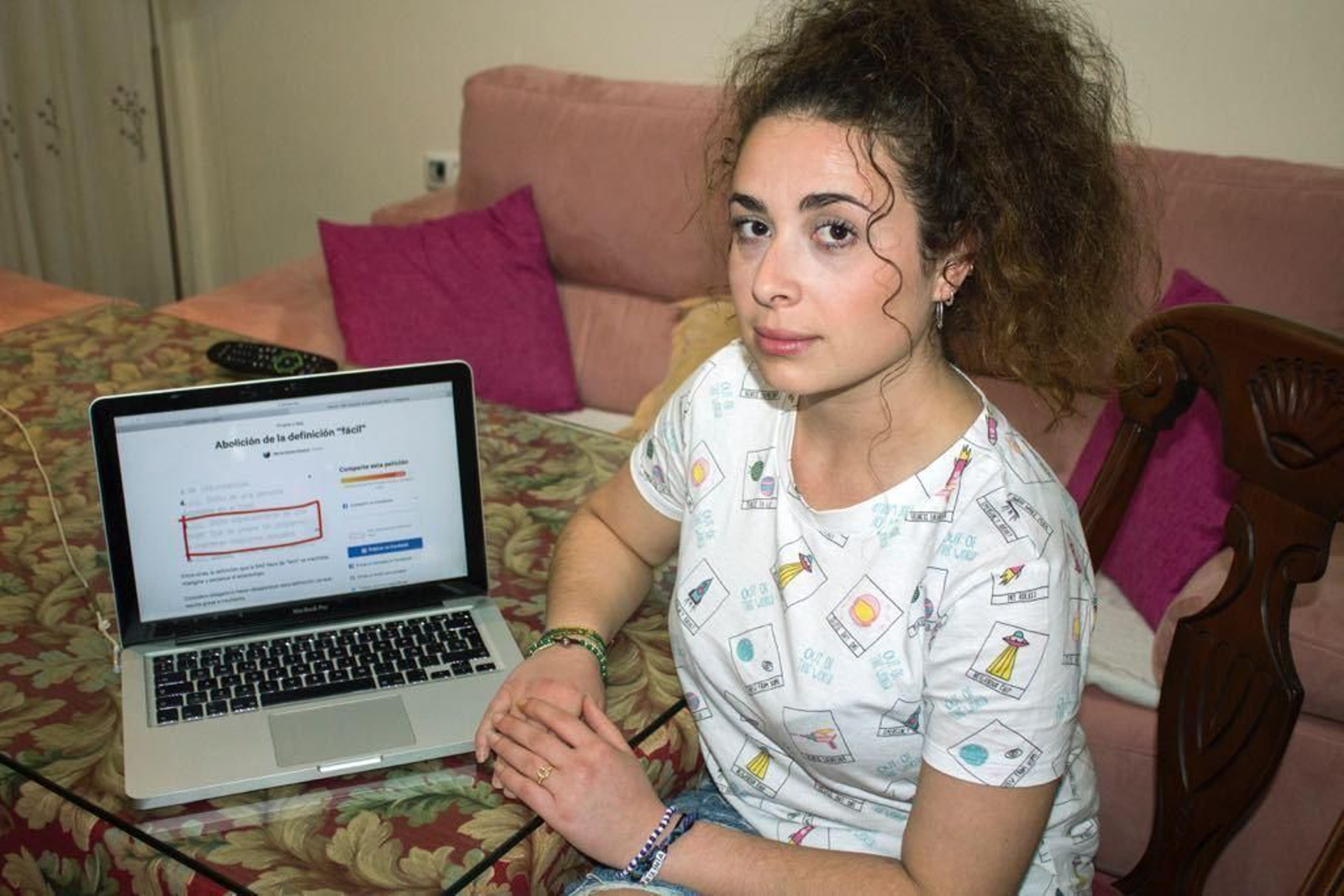 Marina Santos Maestre con la página de la petición en 'Change.org'.