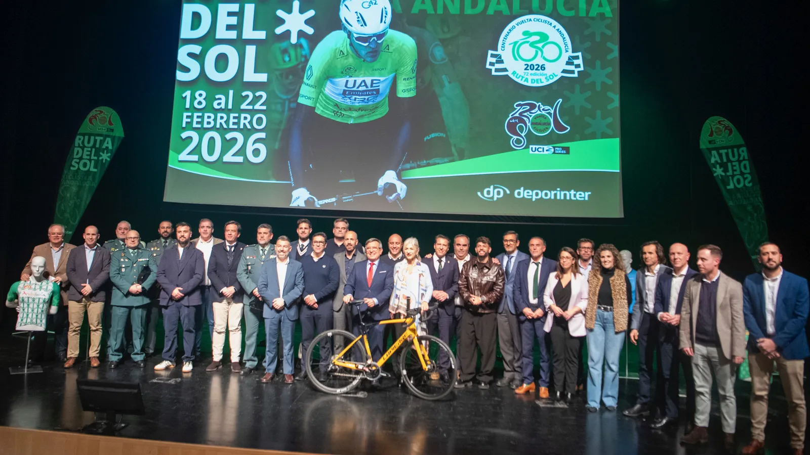 Foto de familia de las autoridades asistentes a la presentación oficial.