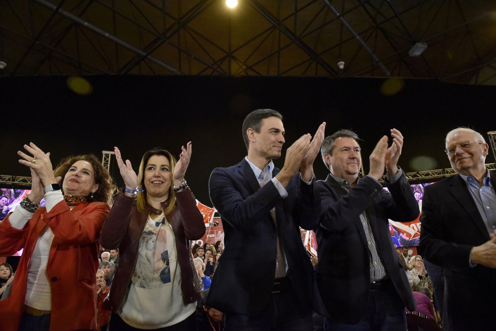 Pedro Sánchez, con María Jesús Montero, Suana Díaz, Juan Espadas y Josep Borrel, en un acto de precampaña en Fibes.