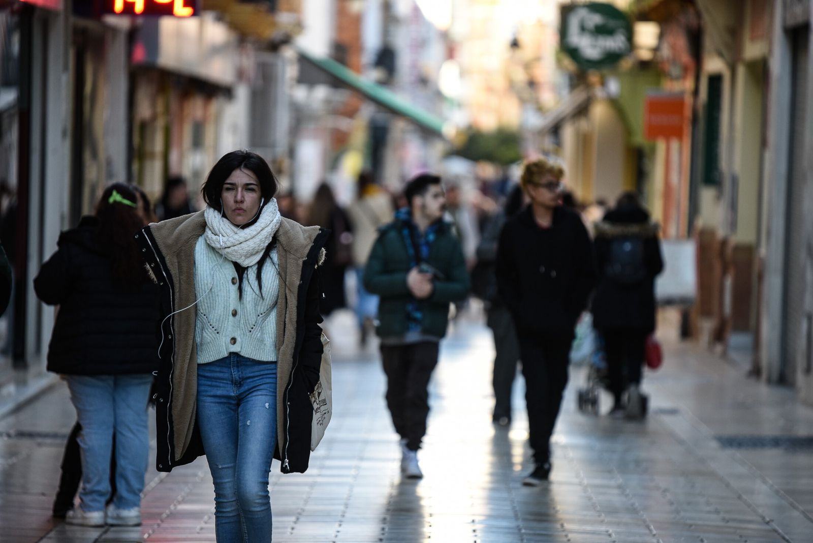 Ambiente en las calles comerciales de la capital onubense.
