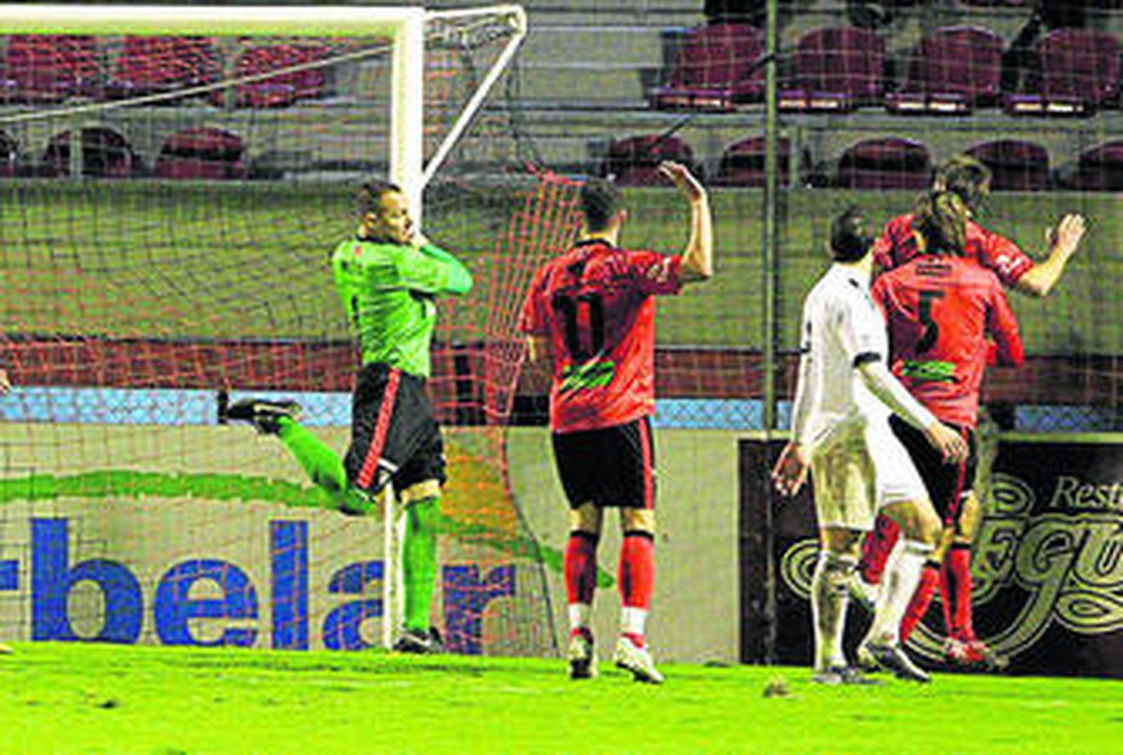 El meta Wilfred, en acción durante un partido de la presente temporada.
