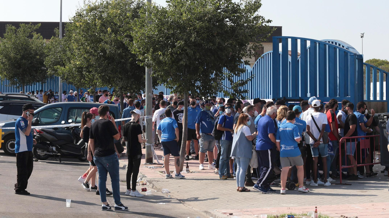 Los seguidores del Xerz CD tuvieron que hacer cola para acceder al campo.