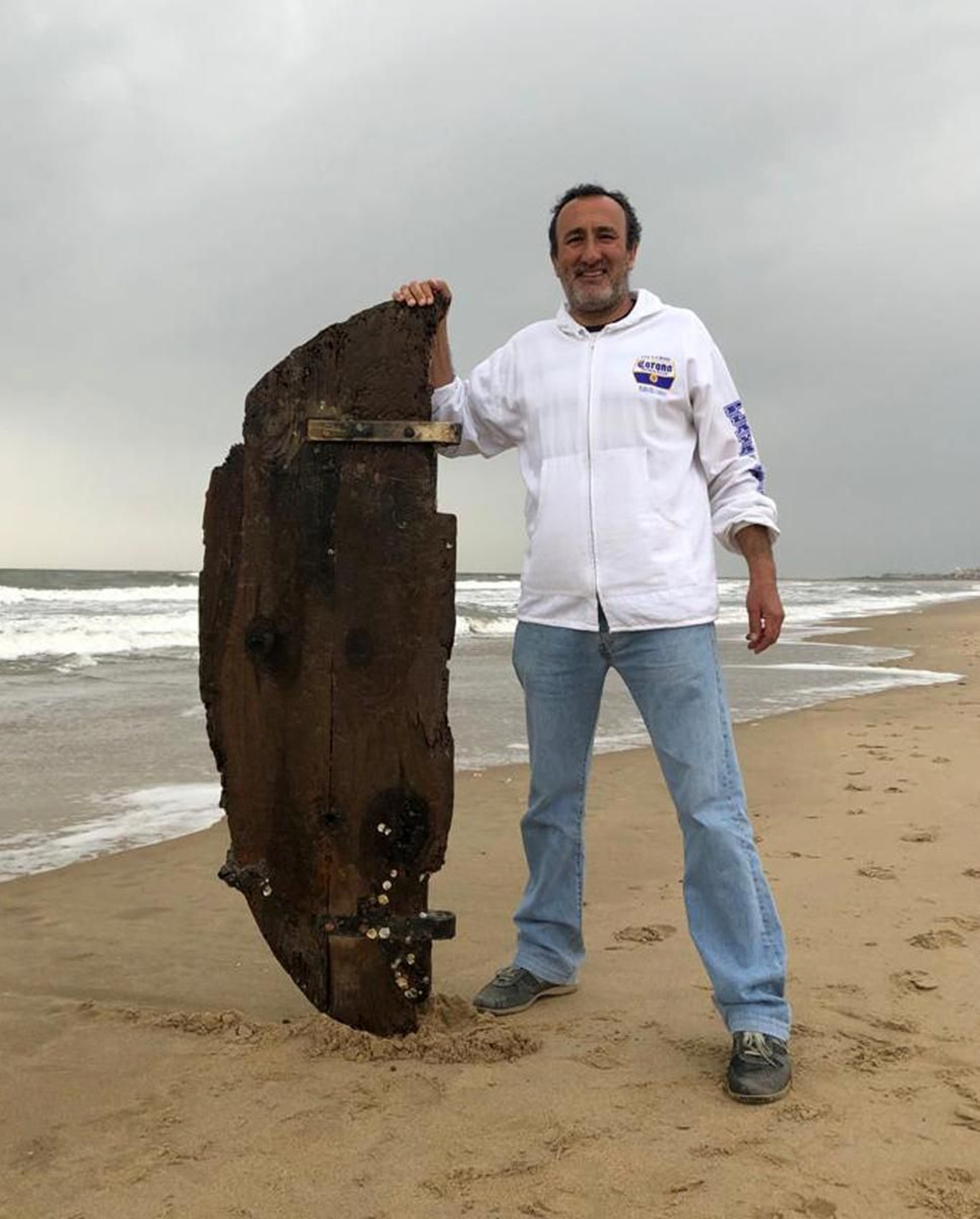 Vicente Ruz con la pala de timón que él mismo halló ayer en una playa de Isla Cristina