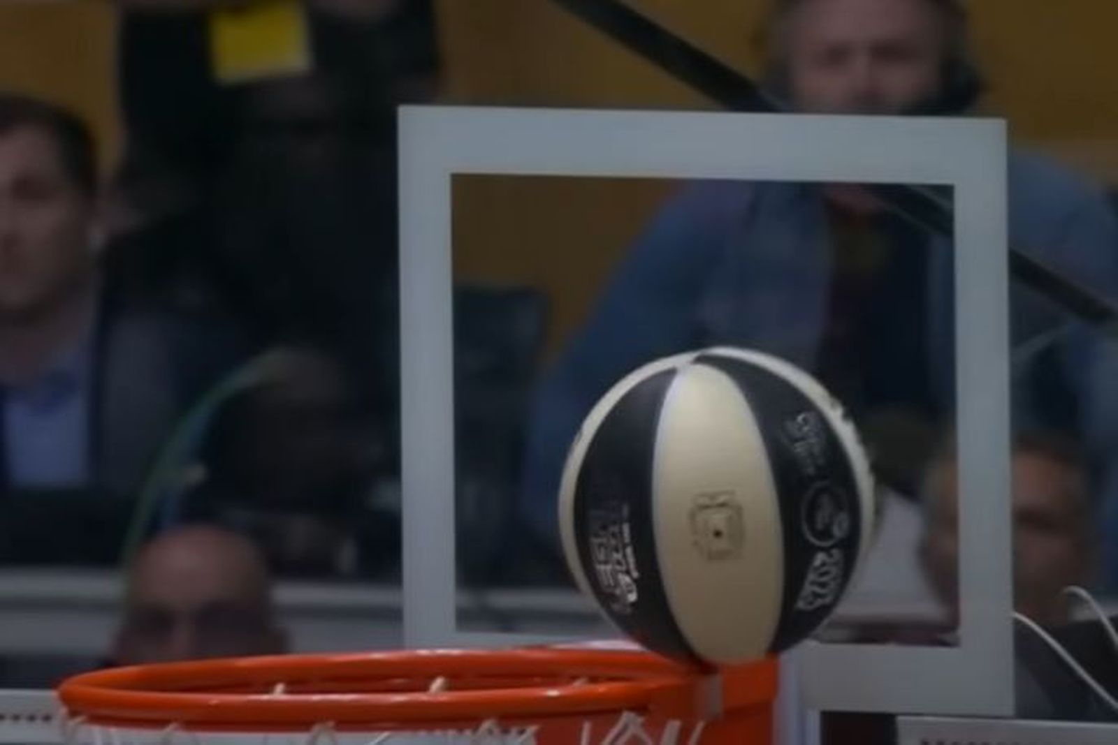 La acción donde se sale la canasta de Lapro