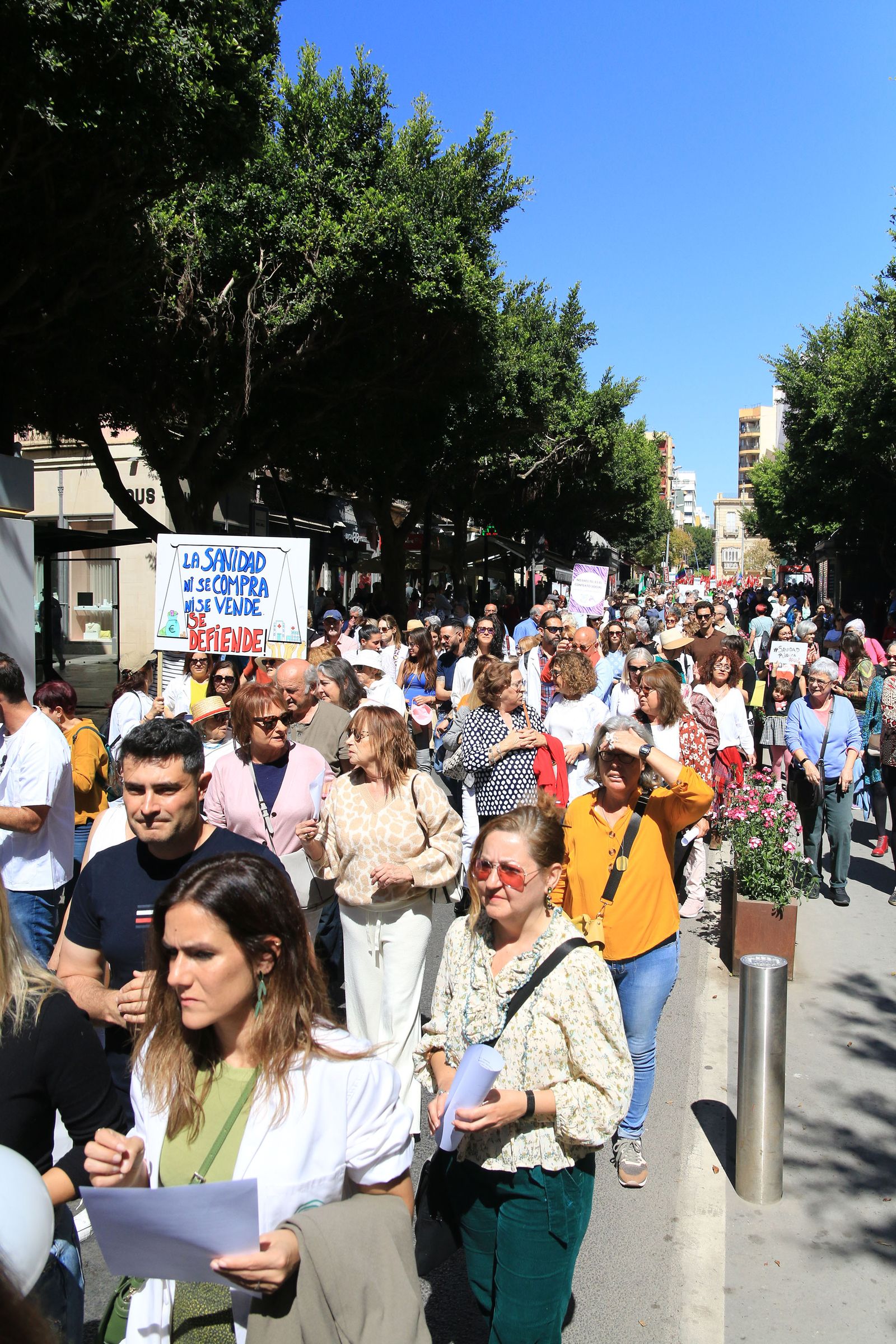 Los sanitarios de Almería se manifiestan contra la mala salud de la sanidad andaluza