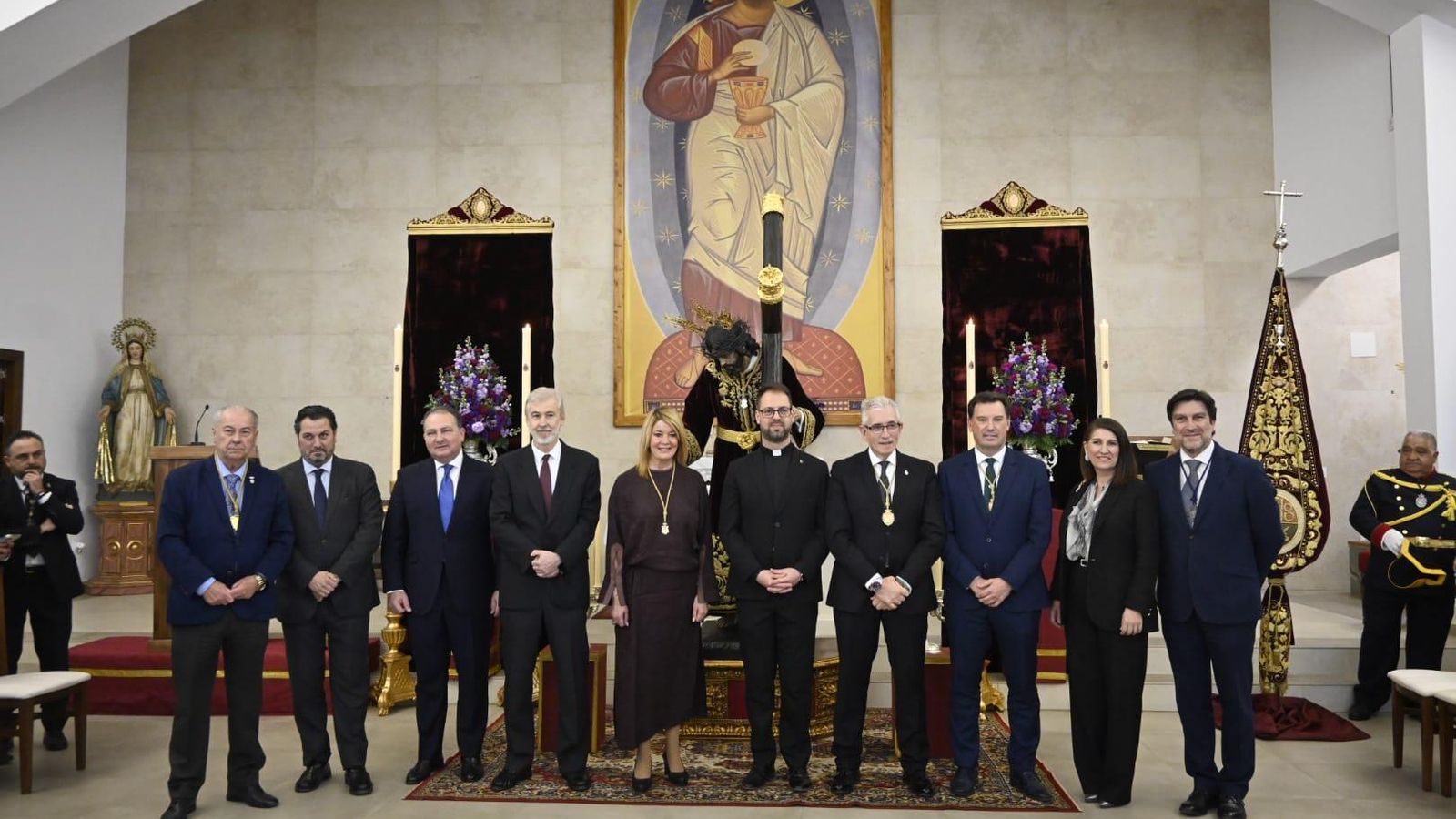 Representantes institucionales y de la Hermandad en la imposicion de la Medalla de Huelva al Santísimo Cristo de la Redención. Representantes institucionales y de la Hermandad en la imposicion de la Medalla de Huelva al Santísimo Cristo de la Redención.