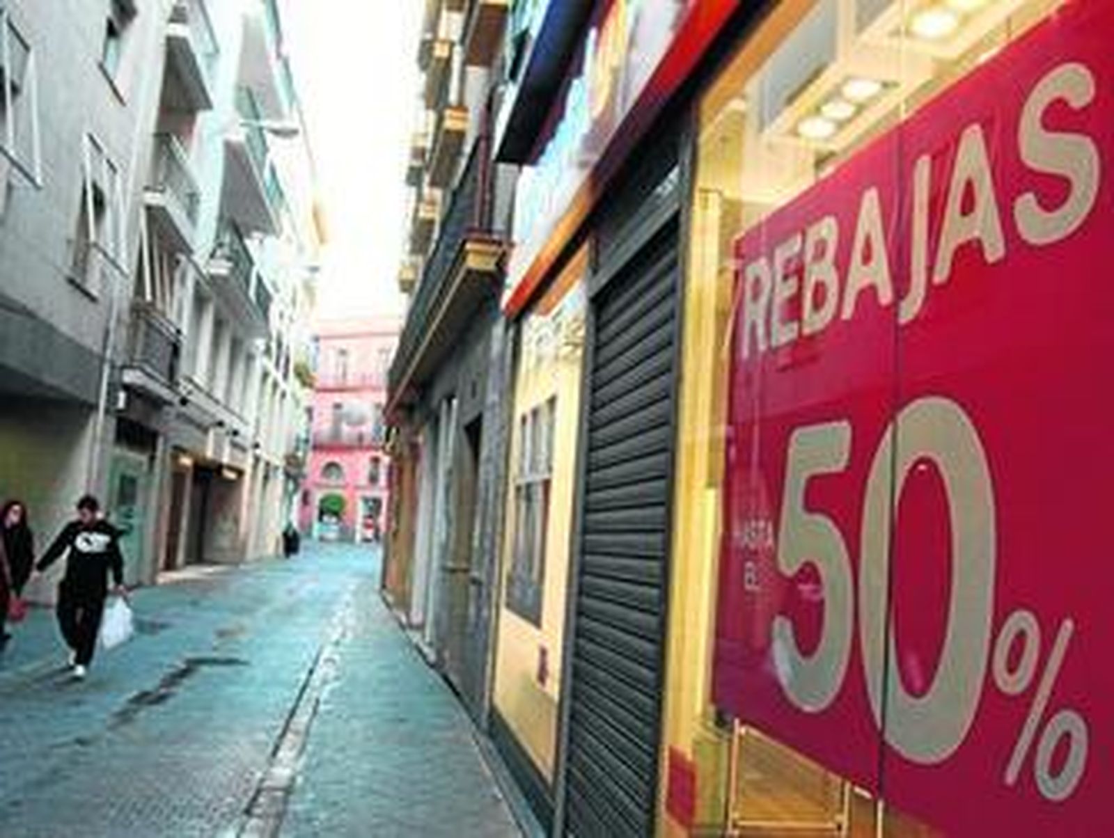 Escaparate de una tienda de la calle O'Donnell donde se anuncian los descuentos de las rebajas.