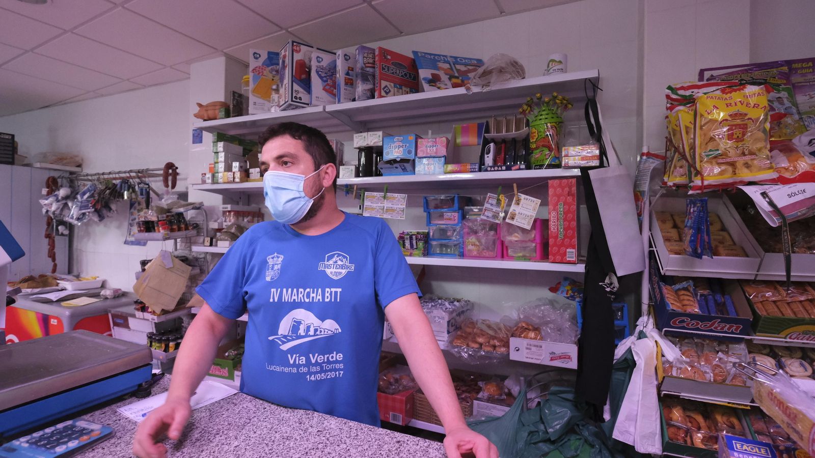 La de José Miguel es la única tienda que hay en todo el pueblo