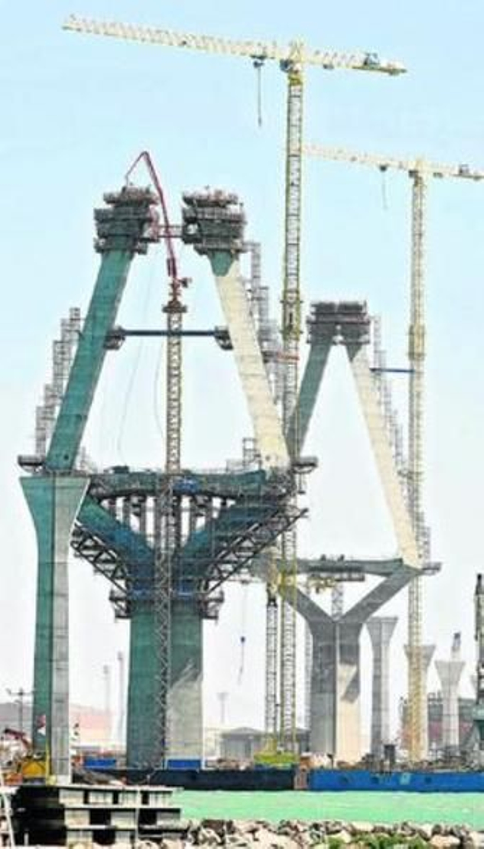 Los pilares mellizos del segundo puente, casi con la misma altura.