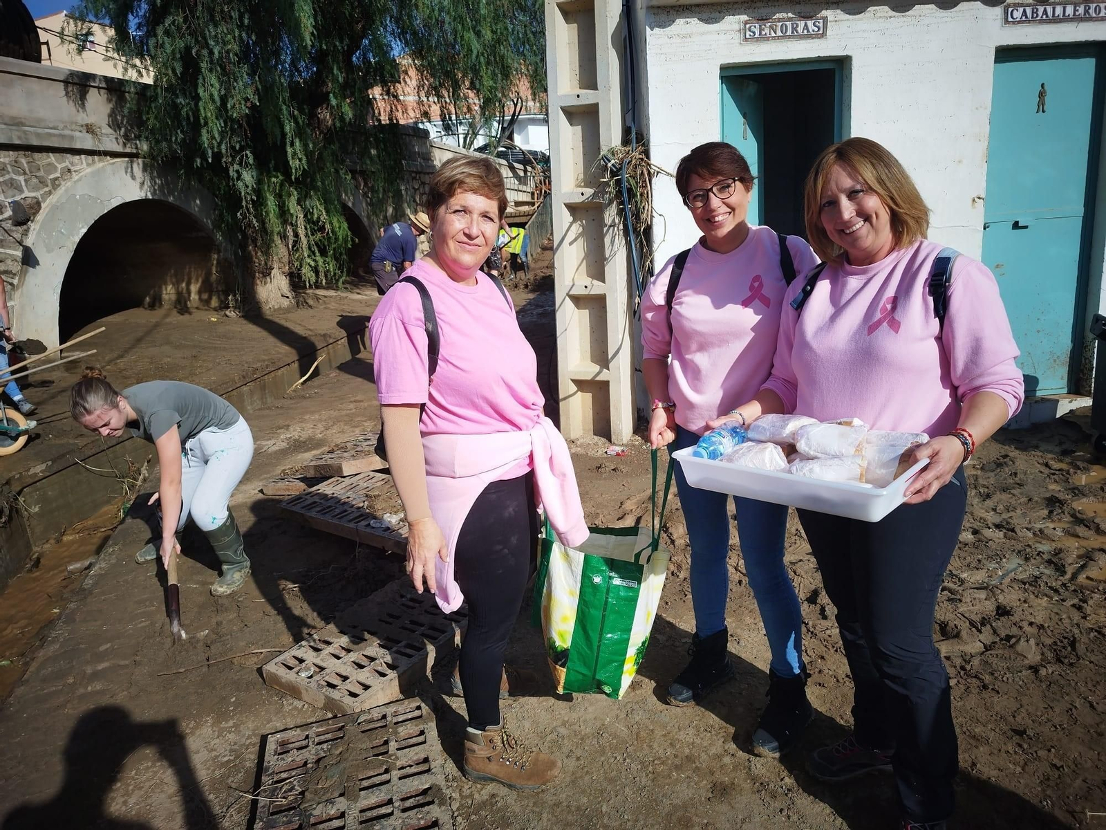 Los voluntarios de la DANA: decenas de personas limpian las calles de Benamargosa (fotos)