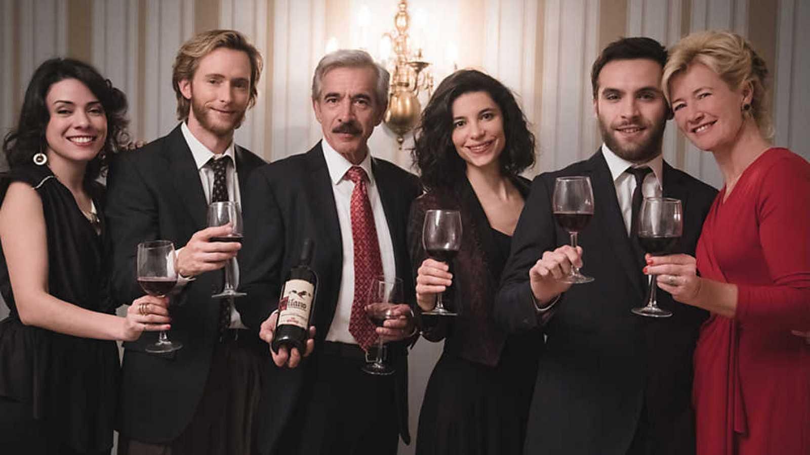 La familia Alcántara, 'Cuéntame cómo pasó', brinda con sus vinos.