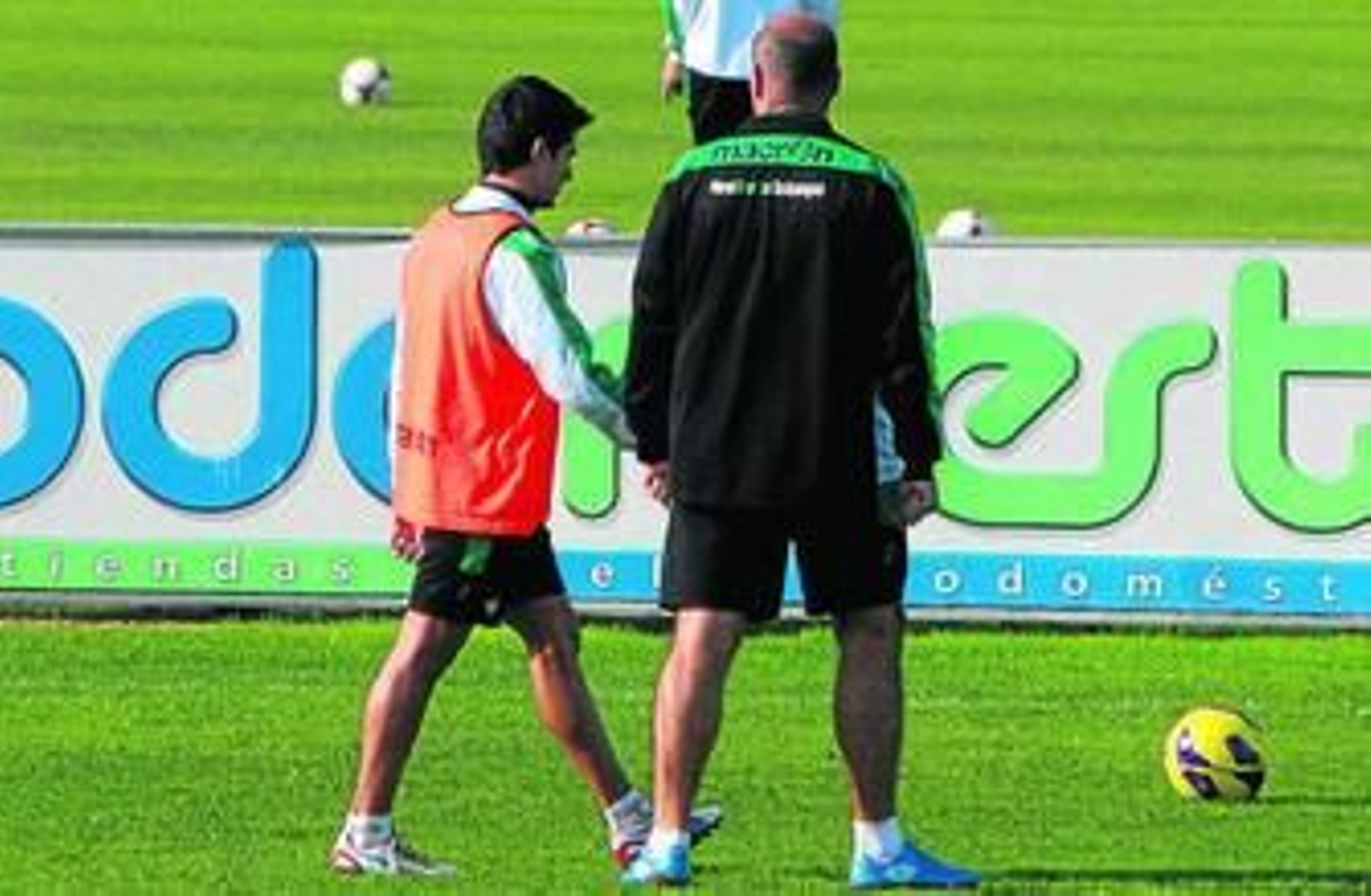 Pepe Mel dialoga con Jonathan Pereira en el entrenamiento.