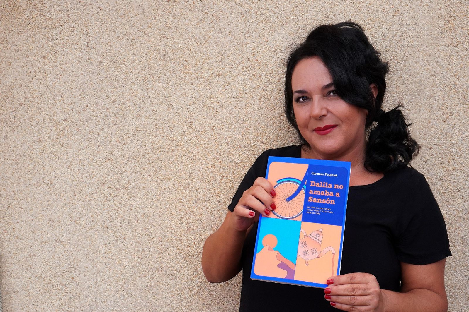 La actriz Carmen Frigolet con su novela