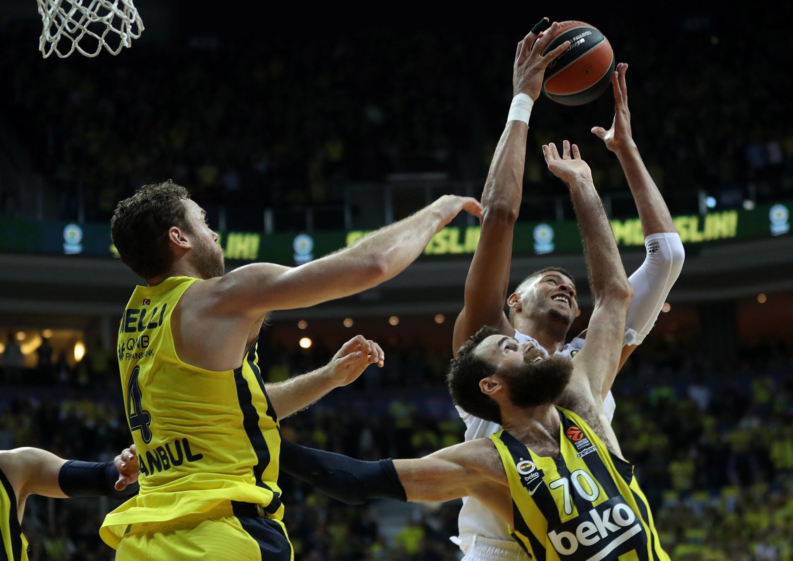 Luigi Datome (c) y Nicolo Melli (i) disputan una posesión con  Walter Tavares(d)