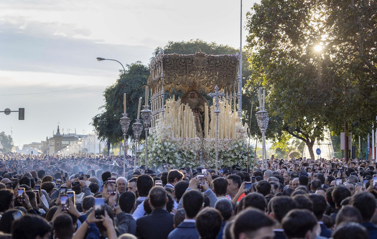 El traslado de la Esperanza de Triana a la Catedral.