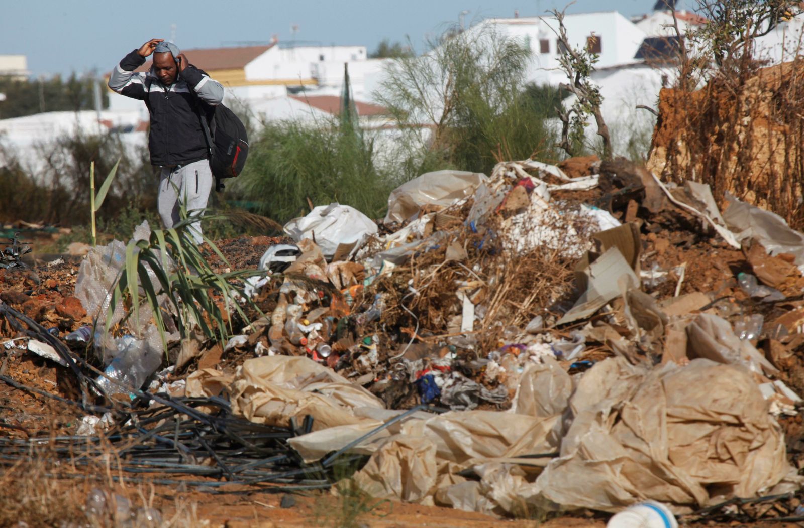 Restos de un asentamiento en Lepe tras un incendio.