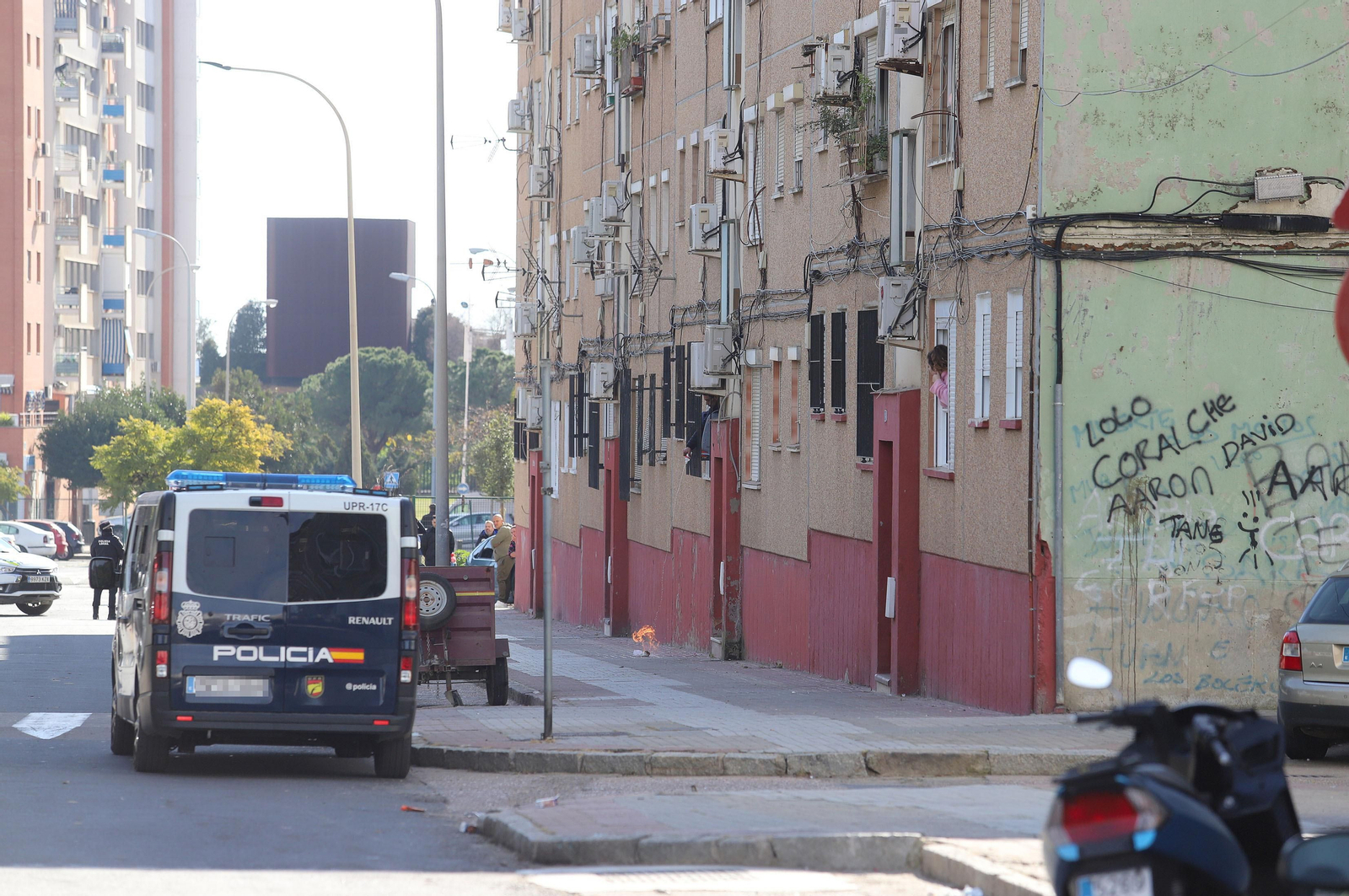 Imágenes del atrincherado que amenazaba con hacer estallar una bombona en el Torrejón, Huelva