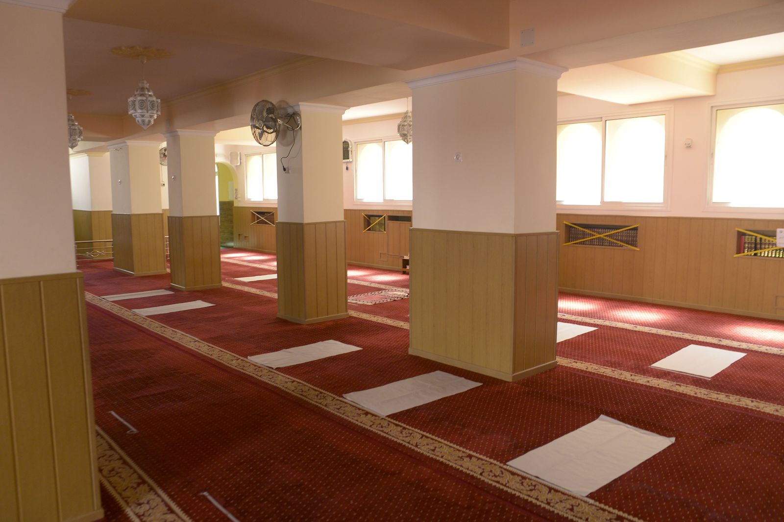 Fotos de las labores de higiene y desinfección de la mezquita Houda de Algeciras