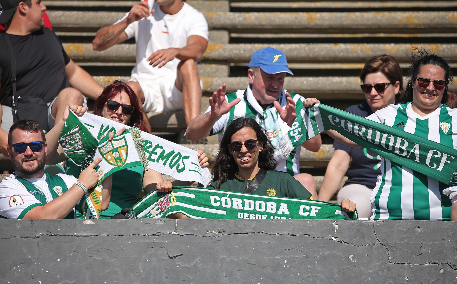 Fotos de la afición durante el Balona - Córdoba en el estadio municipal de La Línea