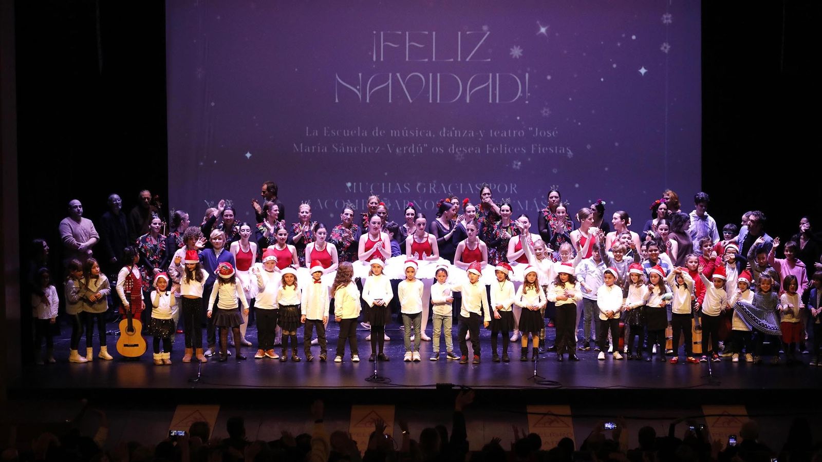 Las fotos de la Gala Solidaria de Navidad de la Escuela Municipal de Música, Danza y Teatro "Jose María Sánchez -Verdú"