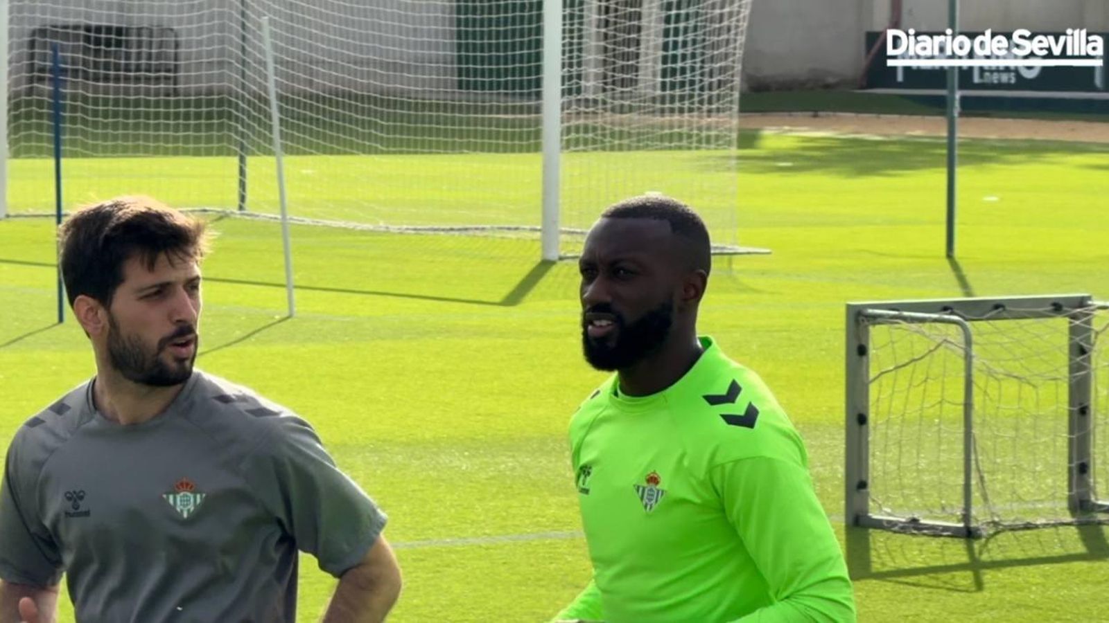 Así ha sido el primer entrenamiento de Sabaly en el césped con ejercicios con balón