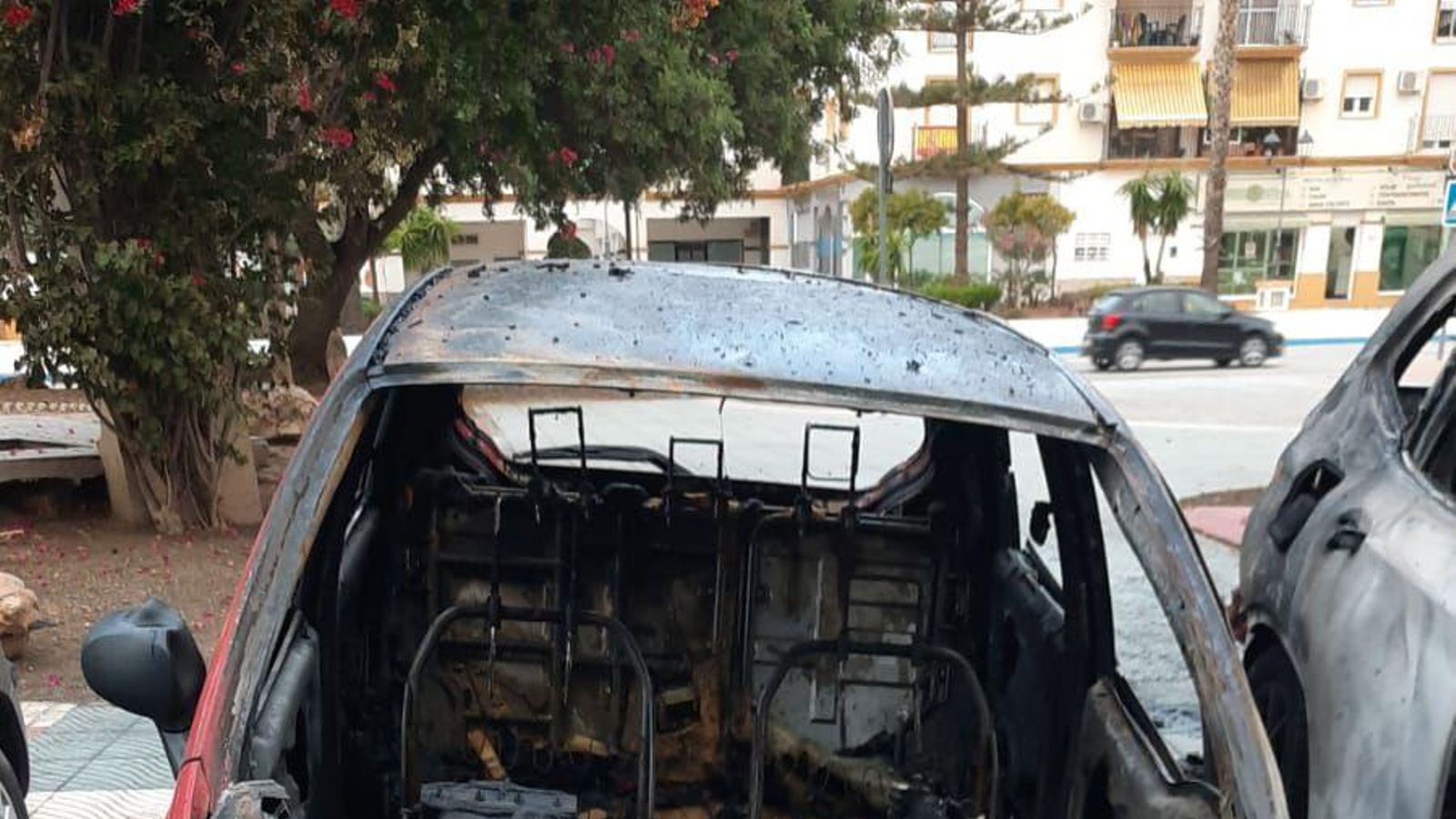 Vehículo afectado por las llamas en Torre del Mar Vehículo afectado por las llamas en Torre del Mar