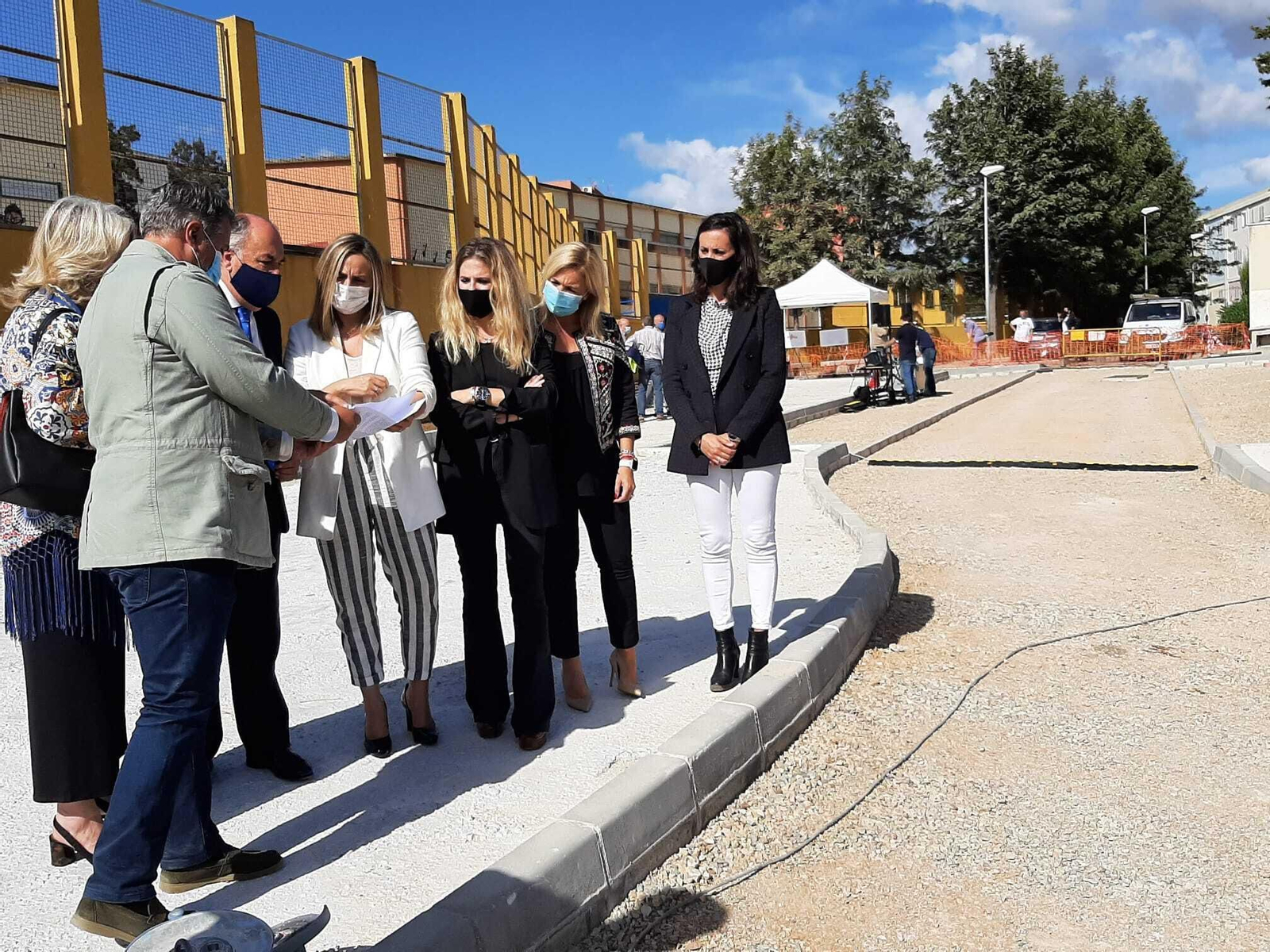 La visita de las autoridades a la calle Bombita.