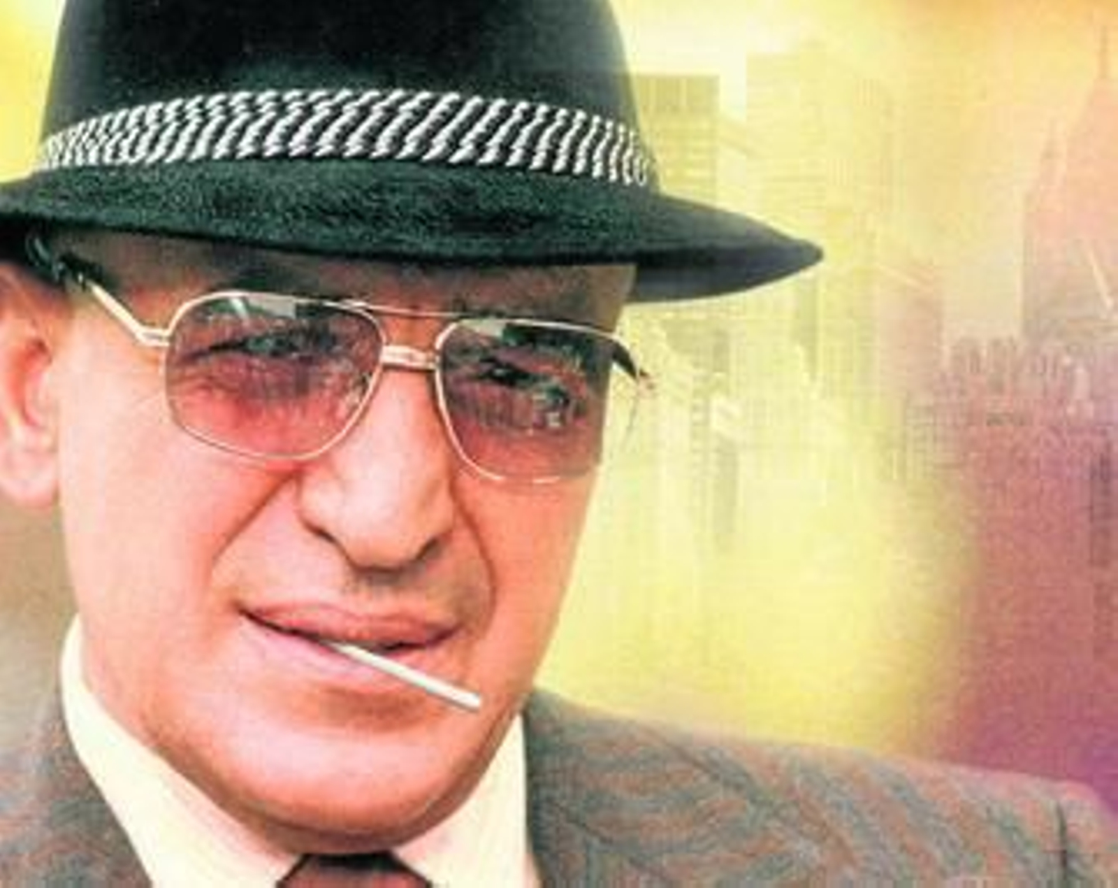 Telly Savalas en la pose más recordada del 'chuchero' teniente Kojak.