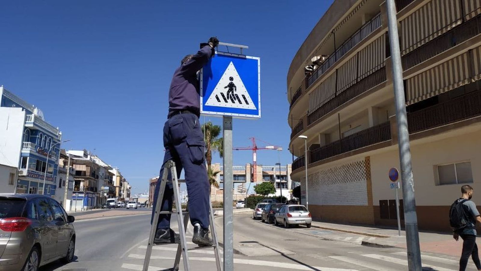 Instalación de señales LED solares luminosas en Puente Genil.