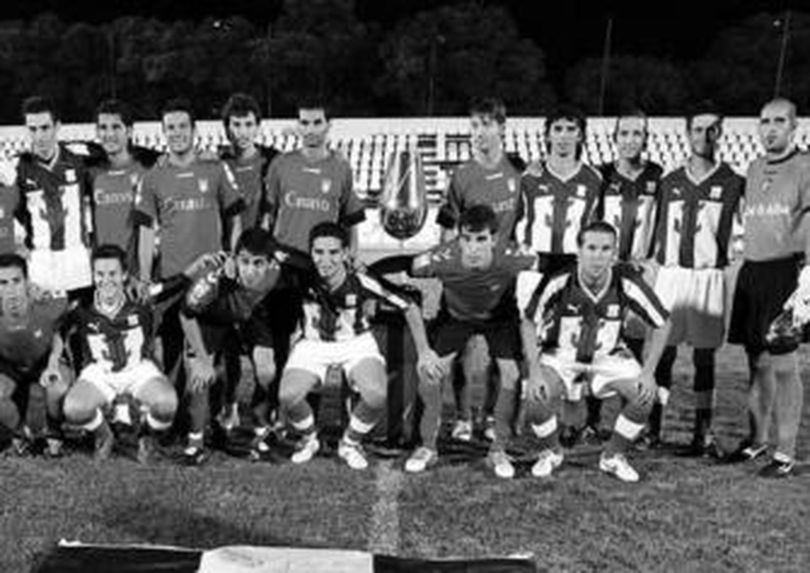 Los jugadores del Jerez Industrial y Xerez Deportivo posaron con el trofeo antes de jugarse el partido celebrado en 2006.