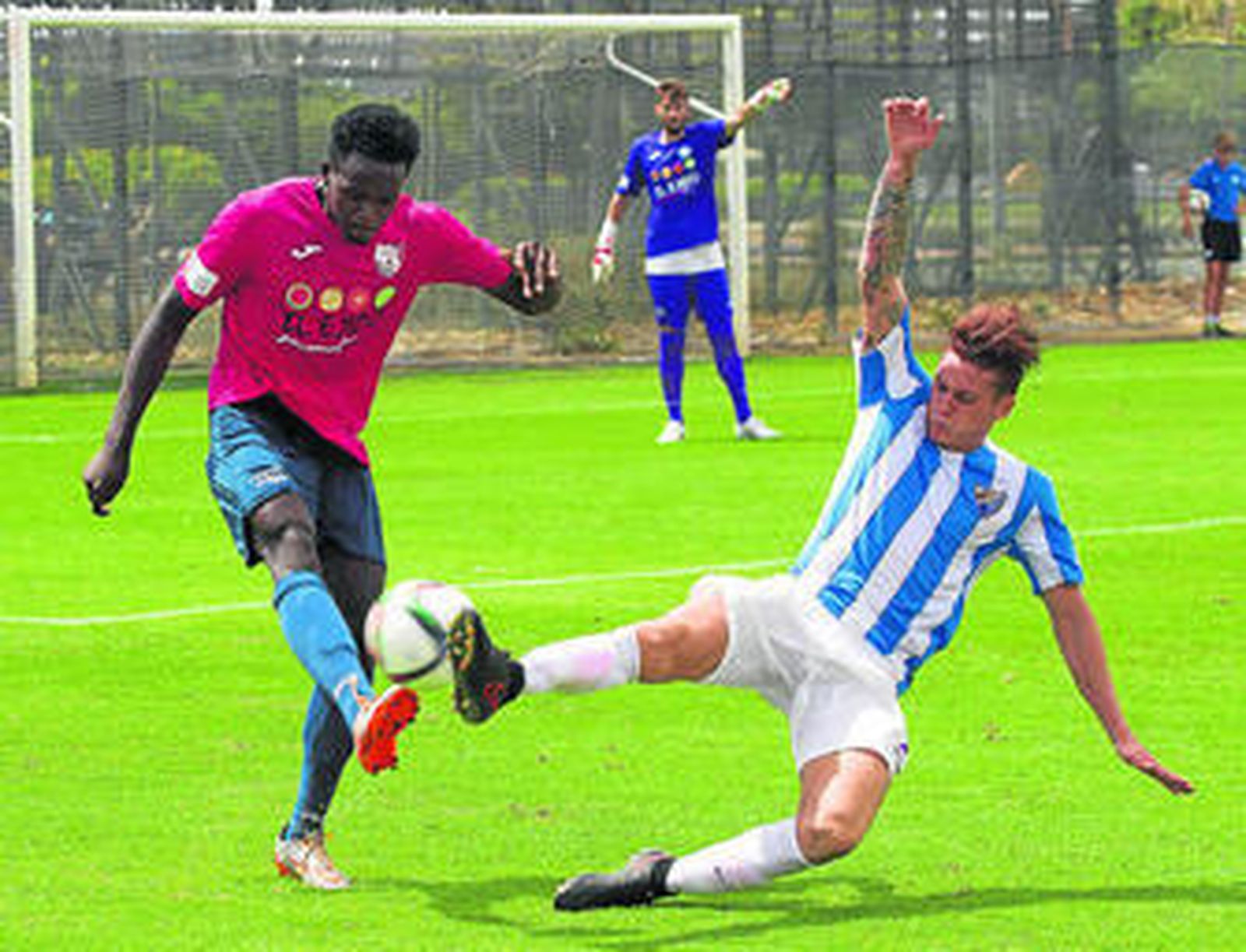 Jaime Moreno tapona un balón a Neto.