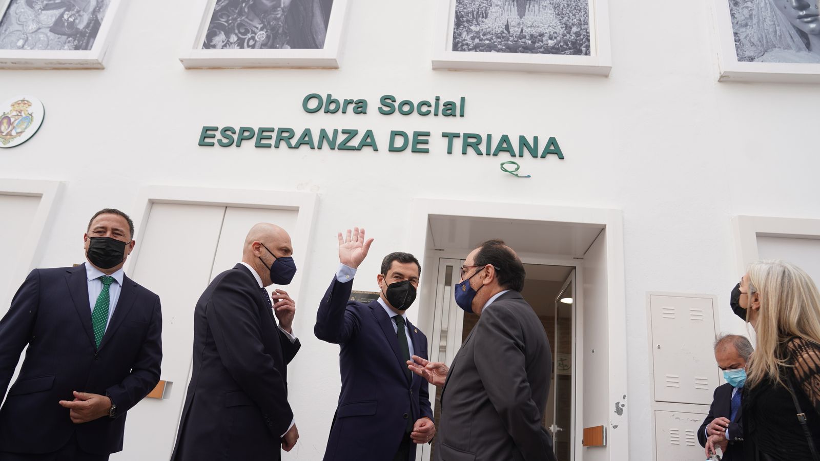 Juanma Moreno en visita a la Obra Social 'Esperanza de Triana'