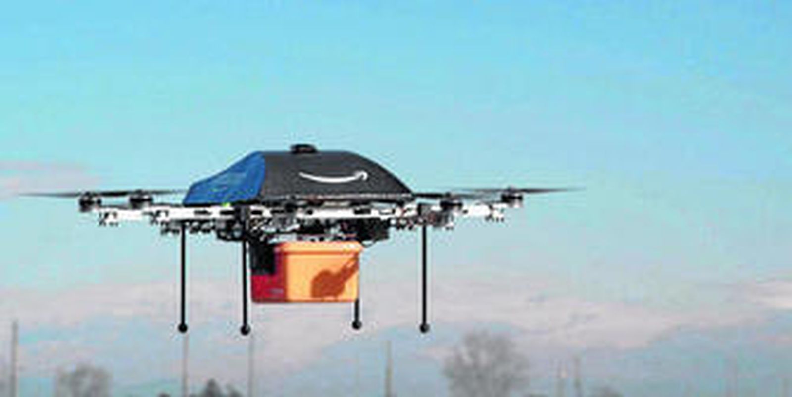 Imagen cedida por Amazon, la compañía de comercio electrónico que muestra un avión no tripulado o dron llevando una caja en Seattle, Estados Unidos.