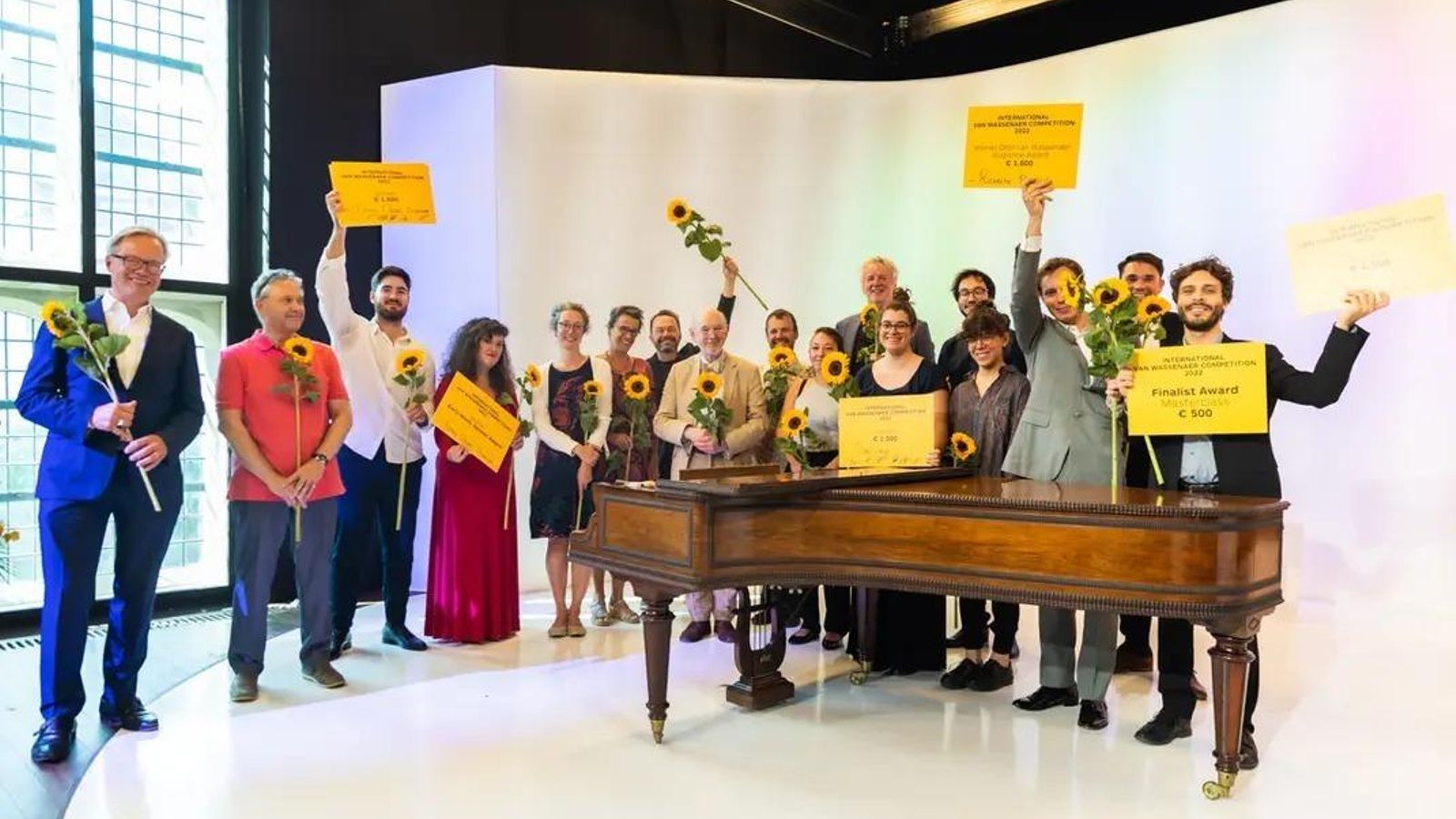 El dúo Fanny Davies Ensemble (3º y 4ª por la izquierda) galardonados en la final de Utrecht.