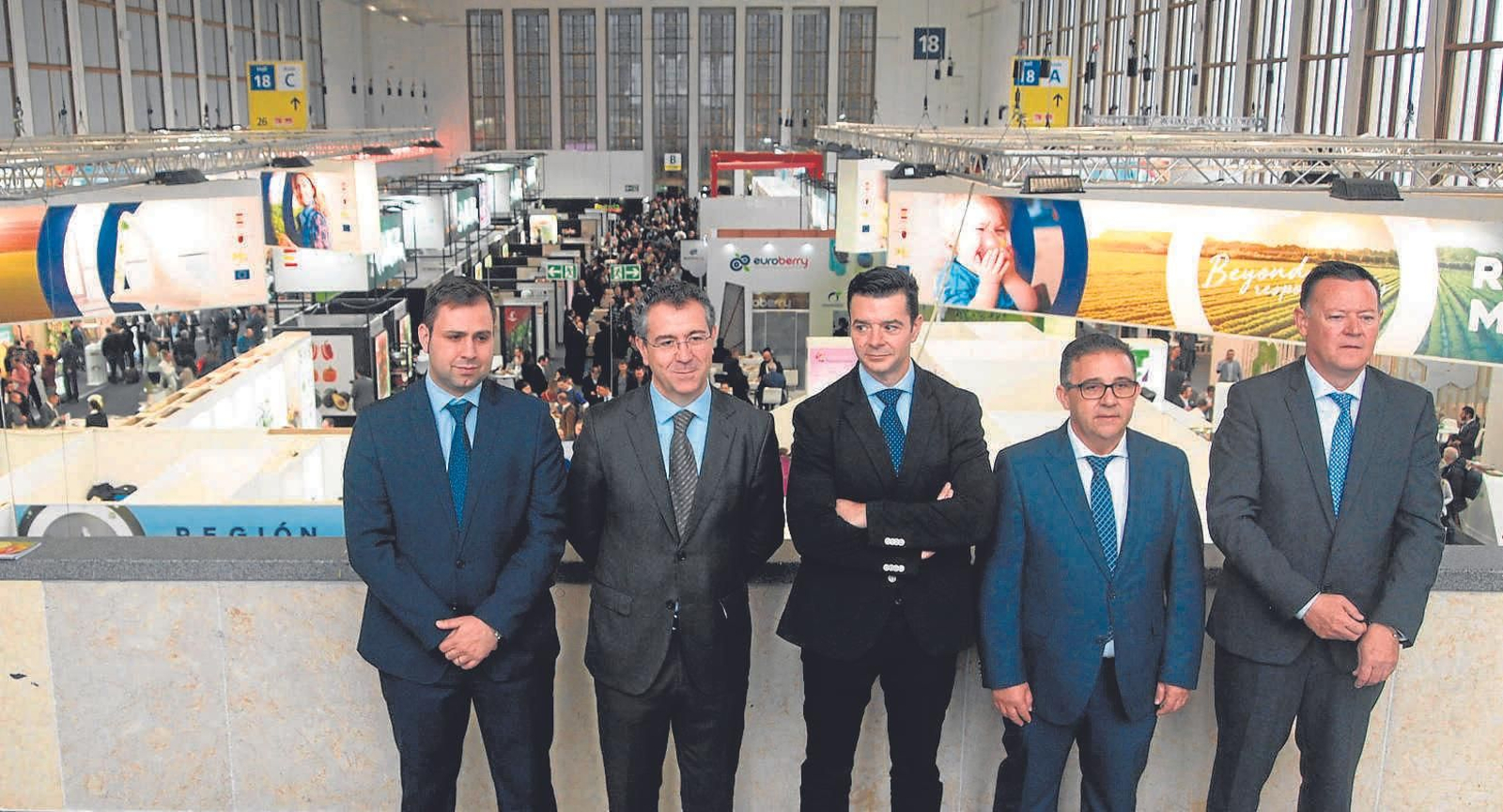 La delegación de Cajamar, en los últimos años, realiza su tradicional posado en la feria berlinesa, con vistas a los expositores de Andalucía y Murcia. La delegación de Cajamar, en los últimos años, realiza su tradicional posado en la feria berlinesa, con vistas a los expositores de Andalucía y Murcia.