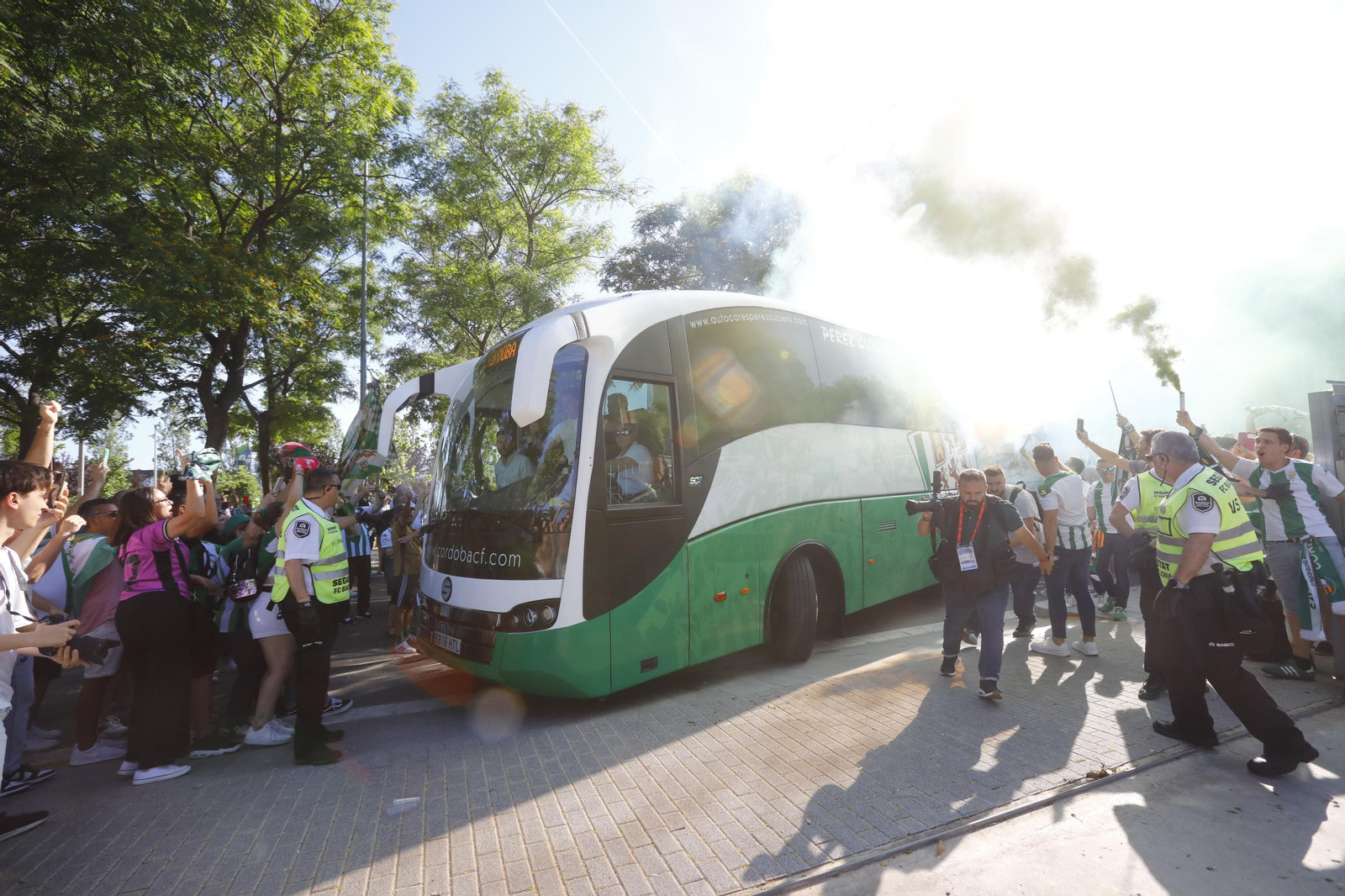 Las mejores fotos de la afición del Córdoba CF en la previa del partido ante el Barcelona Atlètic