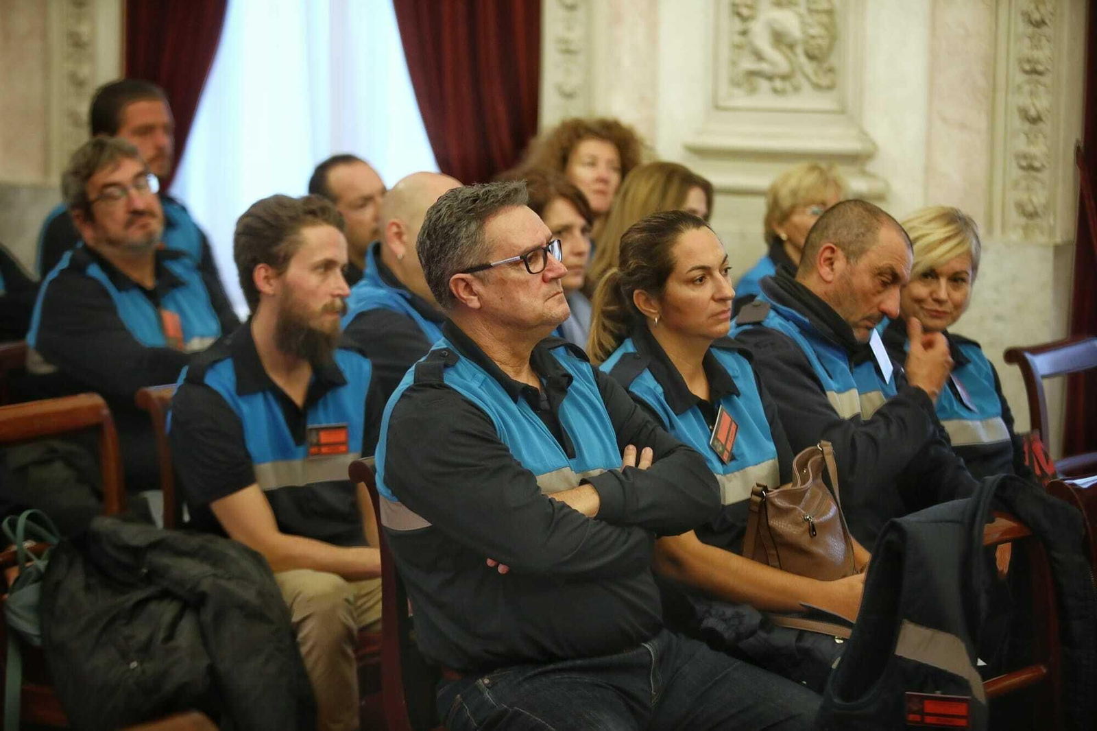 Trabajadores del estacionamiento regulado de la ciudad han asistido al Pleno de este viernes