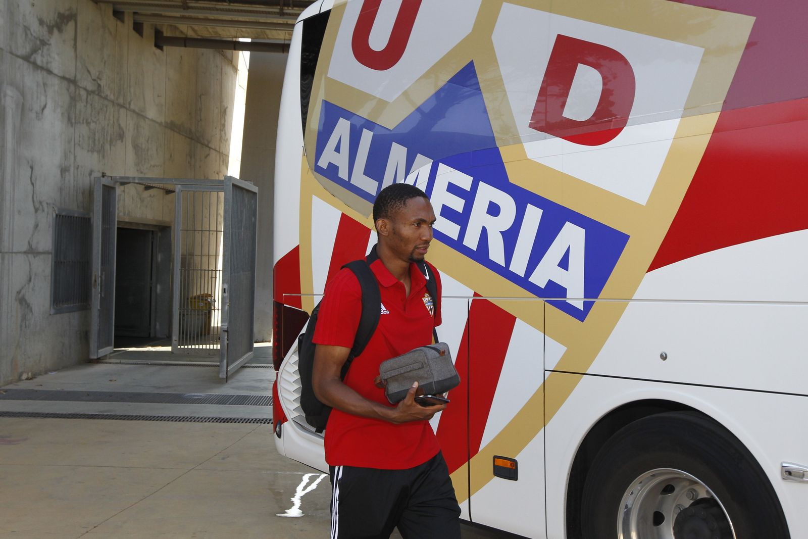 Fotogalería salida jugadores U.D. Almería con destino San Pedro del Pinatar