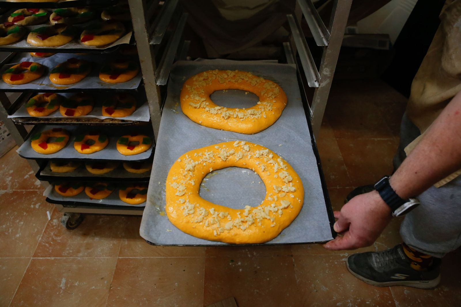 Fotos de la elaboración artesana del roscón de Reyes en la pastelería La Tarifeña