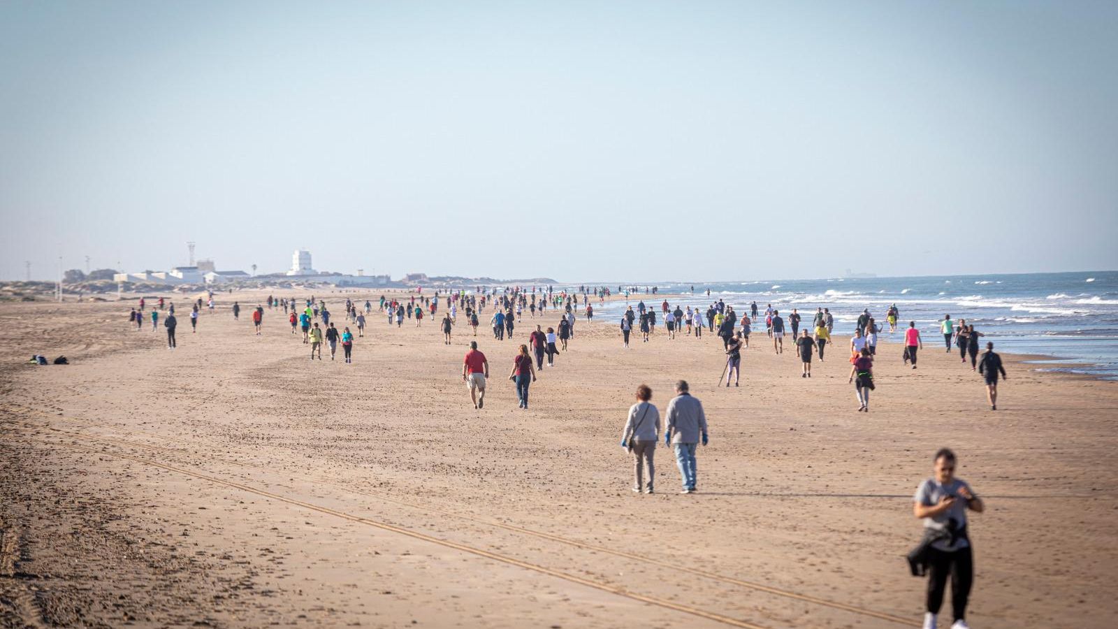 Lla playa de Cortadura tras permitirse los paseos en la desescalada.